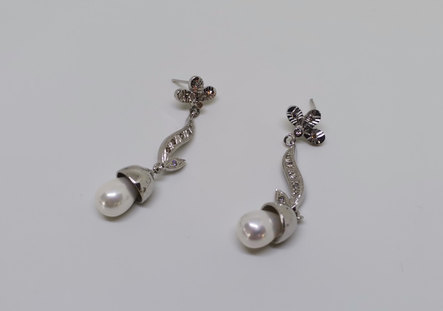 PIRLANTA TAŞLI VE İNCİLİ KÜPE