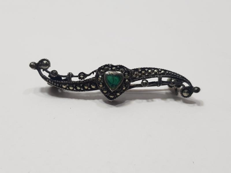 MARGAZİT VE YEŞİM TAŞIYLA SÜSLÜ GÜMÜŞ BROŞ