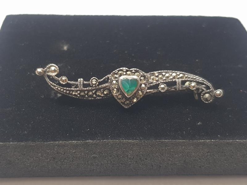 MARGAZİT VE YEŞİM TAŞIYLA SÜSLÜ GÜMÜŞ BROŞ