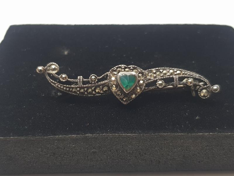 MARGAZİT VE YEŞİM TAŞIYLA SÜSLÜ GÜMÜŞ BROŞ