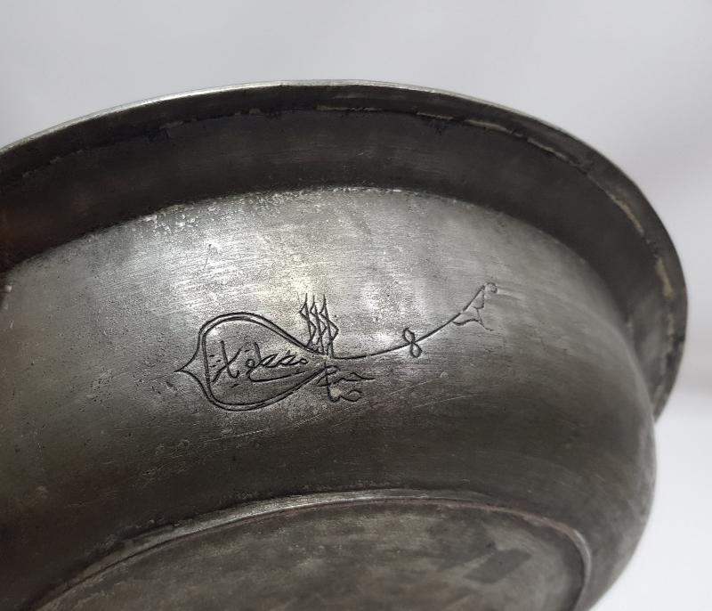 OSMANLI DÖNEMİ "SAHİBİ MUSTAFA BEŞE" YAZILI YENİÇERİ BAKIR TABAK