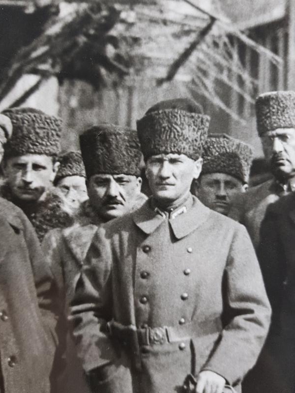 1922 MUSTAFA KEMAL ATATÜRK, RUS VE AZERİ ELÇİLERLE BÜYÜK BOY FOTOĞRAF