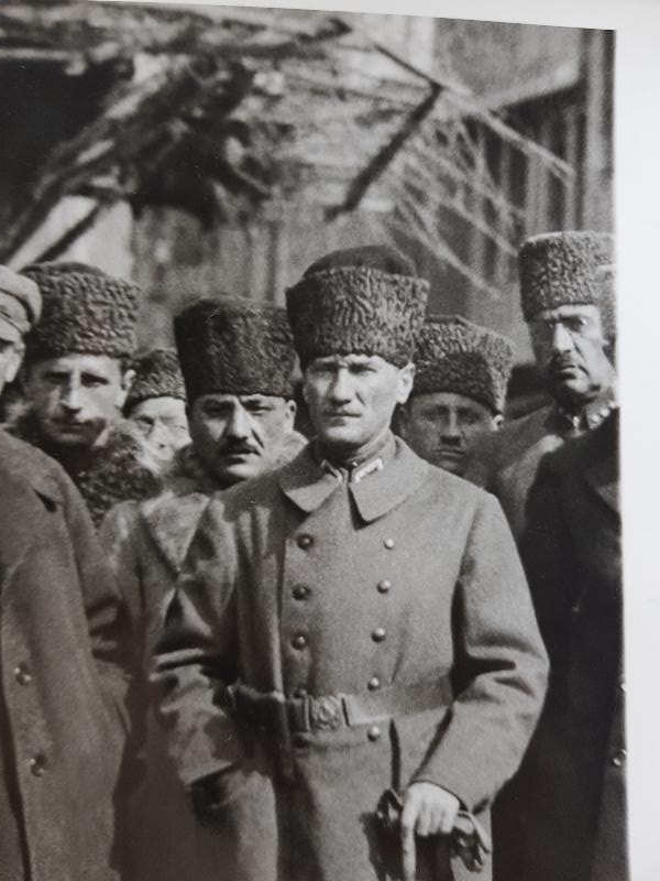 1922 MUSTAFA KEMAL ATATÜRK, RUS VE AZERİ ELÇİLERLE BÜYÜK BOY FOTOĞRAF