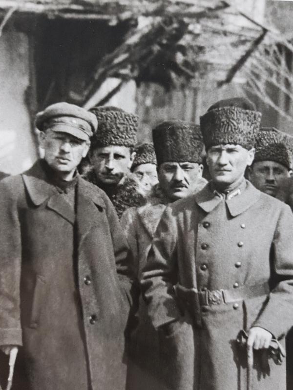 1922 MUSTAFA KEMAL ATATÜRK, RUS VE AZERİ ELÇİLERLE BÜYÜK BOY FOTOĞRAF