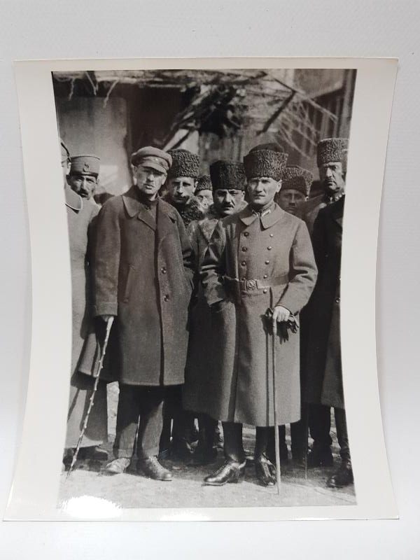 1922 MUSTAFA KEMAL ATATÜRK, RUS VE AZERİ ELÇİLERLE BÜYÜK BOY FOTOĞRAF