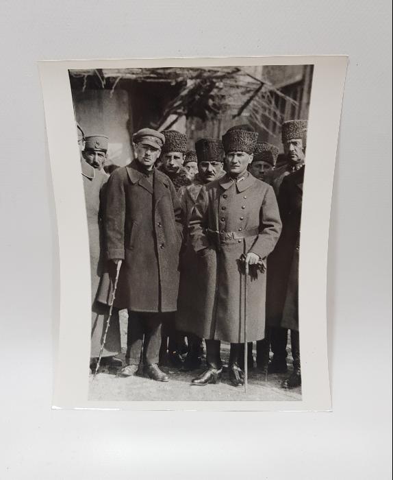 1922 MUSTAFA KEMAL ATATÜRK, RUS VE AZERİ ELÇİLERLE BÜYÜK BOY FOTOĞRAF