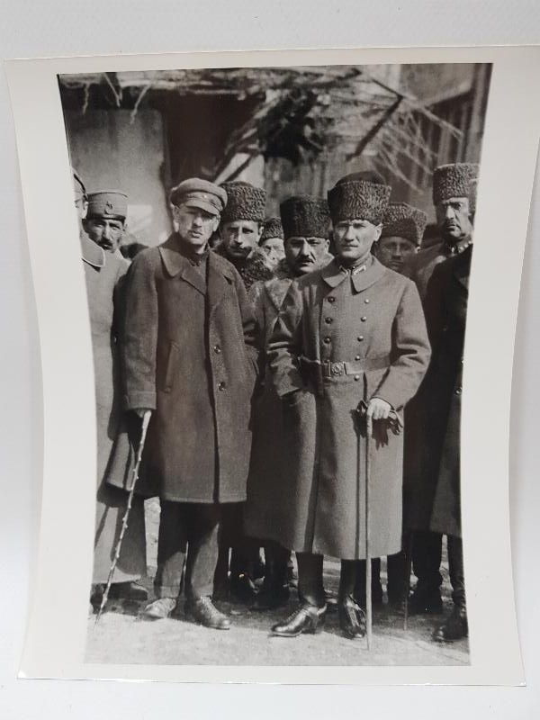 1922 MUSTAFA KEMAL ATATÜRK, RUS VE AZERİ ELÇİLERLE BÜYÜK BOY FOTOĞRAF