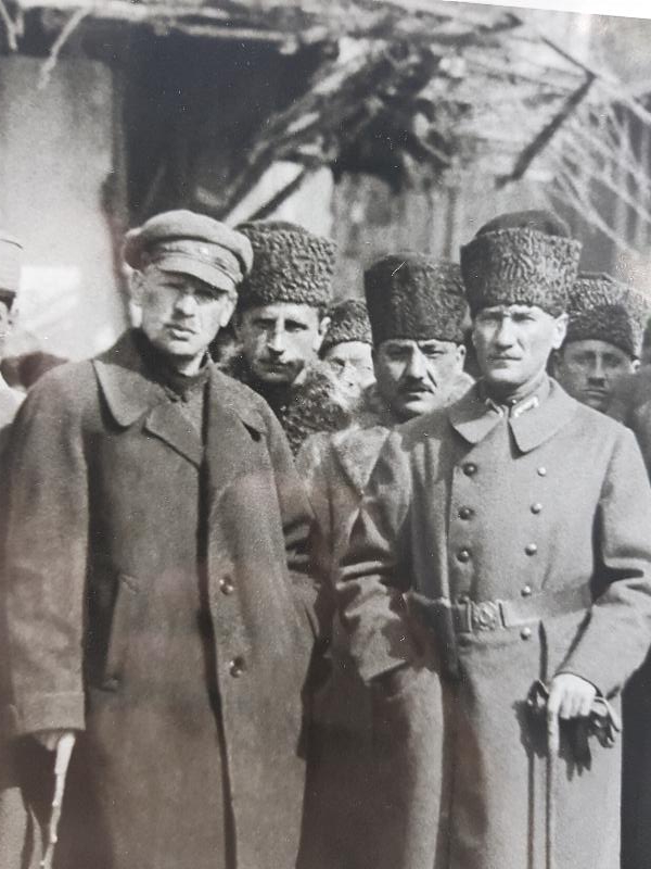 1922 MUSTAFA KEMAL ATATÜRK, RUS VE AZERİ ELÇİLERLE BÜYÜK BOY FOTOĞRAF