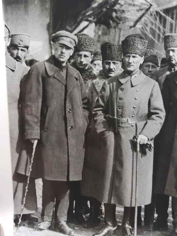 1922 MUSTAFA KEMAL ATATÜRK, RUS VE AZERİ ELÇİLERLE BÜYÜK BOY FOTOĞRAF