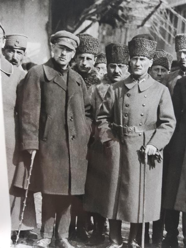 1922 MUSTAFA KEMAL ATATÜRK, RUS VE AZERİ ELÇİLERLE BÜYÜK BOY FOTOĞRAF