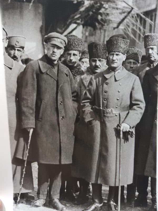 1922 MUSTAFA KEMAL ATATÜRK, RUS VE AZERİ ELÇİLERLE BÜYÜK BOY FOTOĞRAF