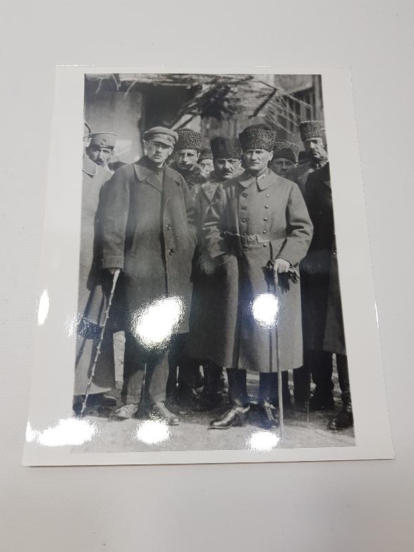 1922 MUSTAFA KEMAL ATATÜRK, RUS VE AZERİ ELÇİLERLE BÜYÜK BOY FOTOĞRAF