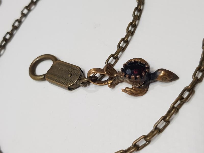 ANTİKA LAL TAŞLI KUŞ APLİKLİ SAAT KÖSTEĞİ