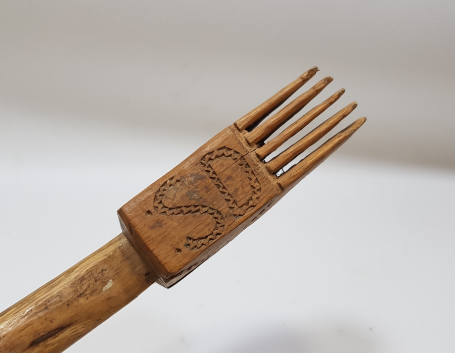 ÜZERİ İNSİYALLİ İŞLEMELİ EL OYMA ANTİKA HALI KİRKİTİ