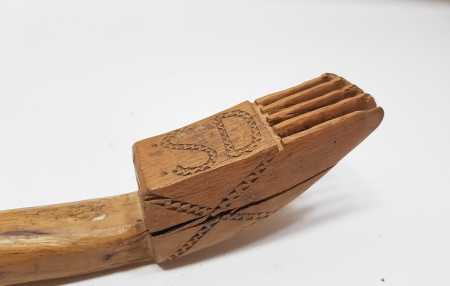 ÜZERİ İNSİYALLİ İŞLEMELİ EL OYMA ANTİKA HALI KİRKİTİ