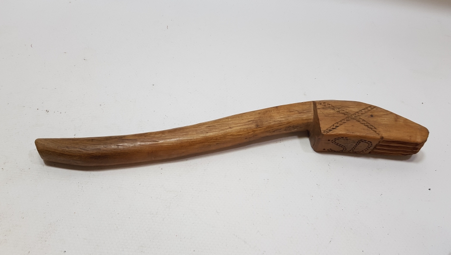 ÜZERİ İNSİYALLİ İŞLEMELİ EL OYMA ANTİKA HALI KİRKİTİ