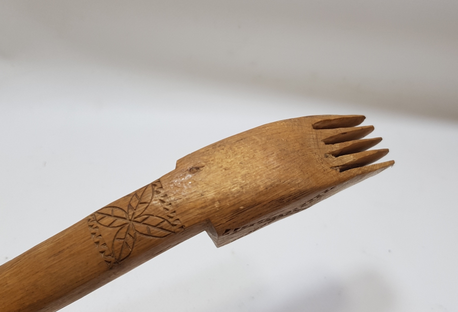 ÜZERİ İNSİYALLİ İŞLEMELİ EL OYMA ANTİKA HALI KİRKİTİ