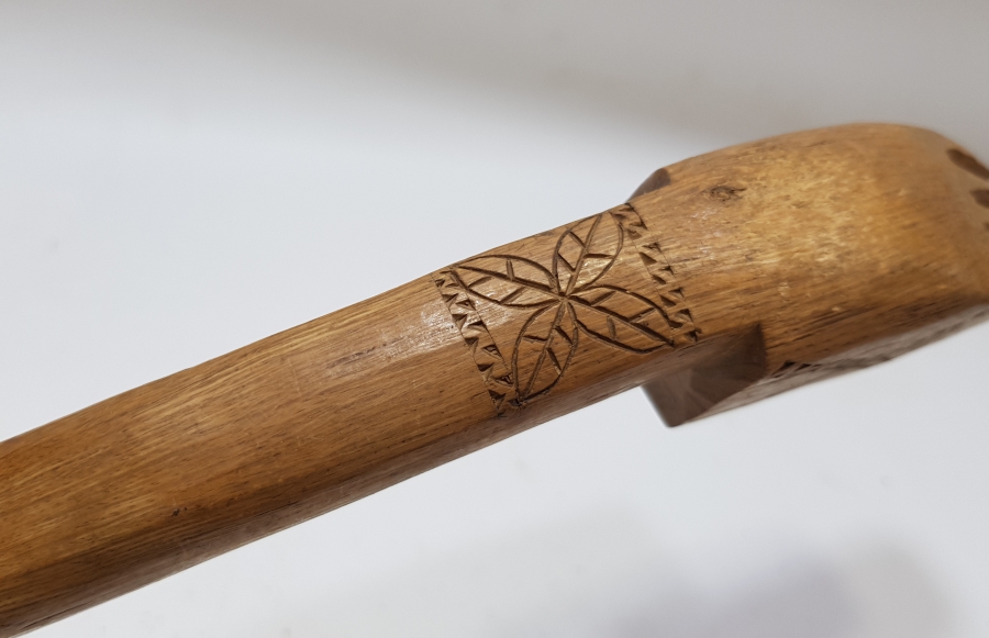 ÜZERİ İNSİYALLİ İŞLEMELİ EL OYMA ANTİKA HALI KİRKİTİ