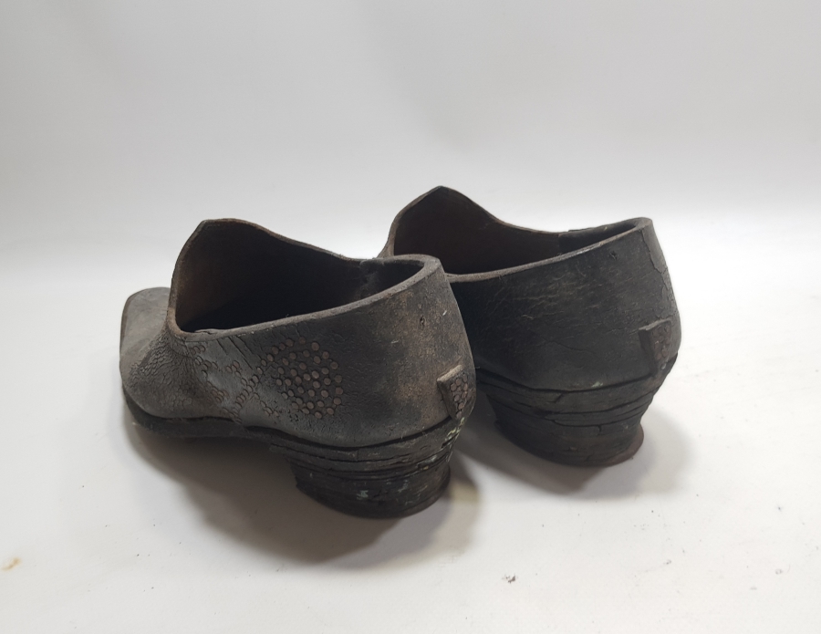 OSMANLI DÖNEMİ ÇOK NADİR YUMURTA TOPUKLU ÇİVİLİ KABADAYI İSKARPİNİ