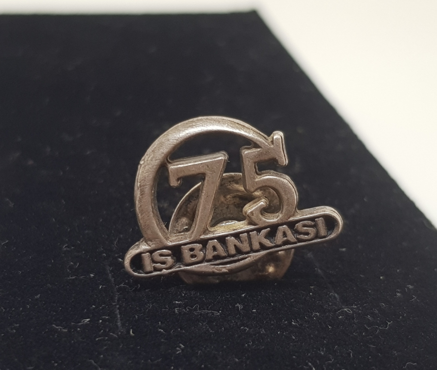 İŞBANKASININ KURULUŞUNUN 75. YILI ANISINA YAPTIRILMIŞ GÜMÜŞ ROZET