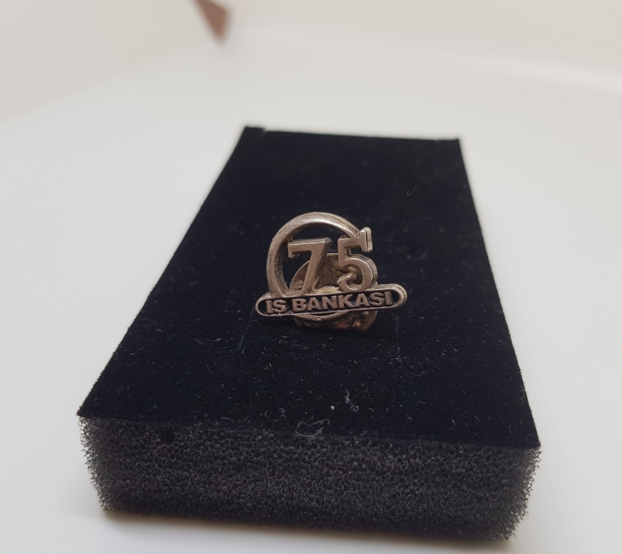 İŞBANKASININ KURULUŞUNUN 75. YILI ANISINA YAPTIRILMIŞ GÜMÜŞ ROZET