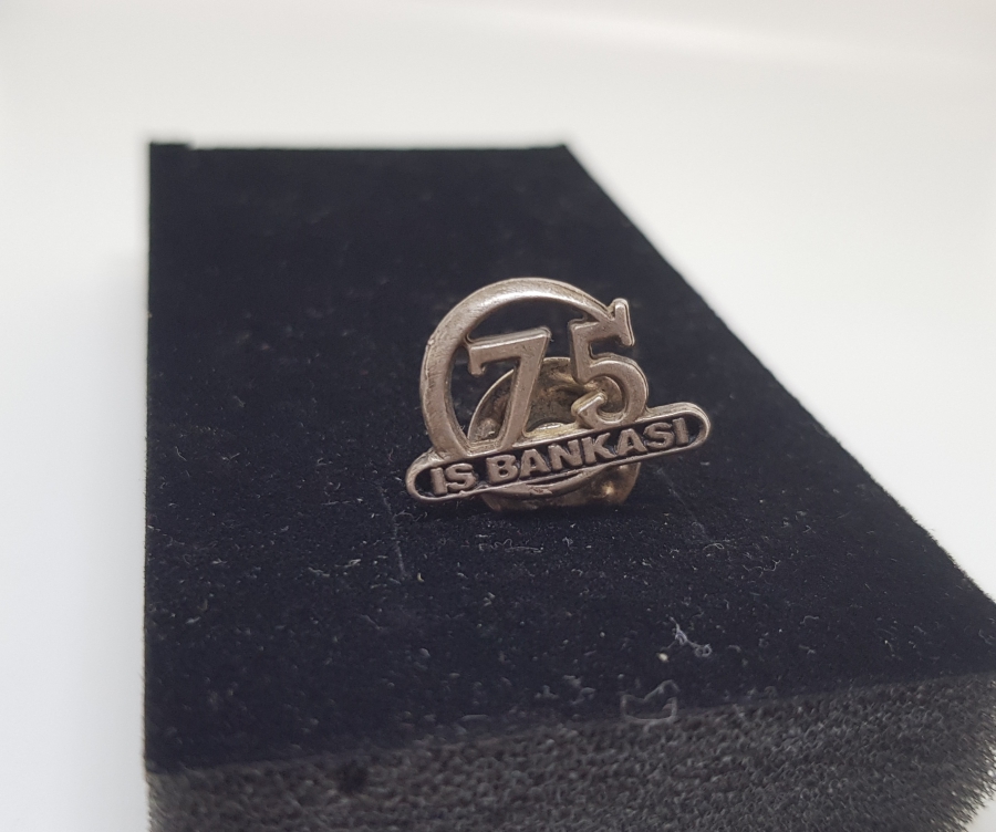 İŞBANKASININ KURULUŞUNUN 75. YILI ANISINA YAPTIRILMIŞ GÜMÜŞ ROZET