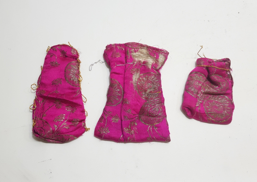 HEREKE İŞİ İPEK ATLAS KUMAŞTAN YAPILMIŞ 3 ADET KESE