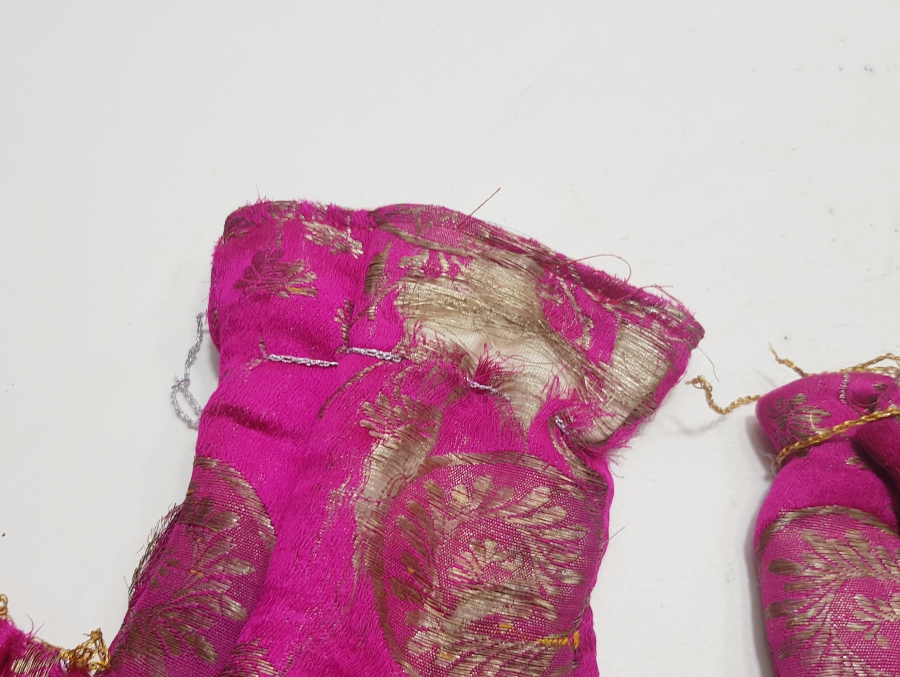 HEREKE İŞİ İPEK ATLAS KUMAŞTAN YAPILMIŞ 3 ADET KESE