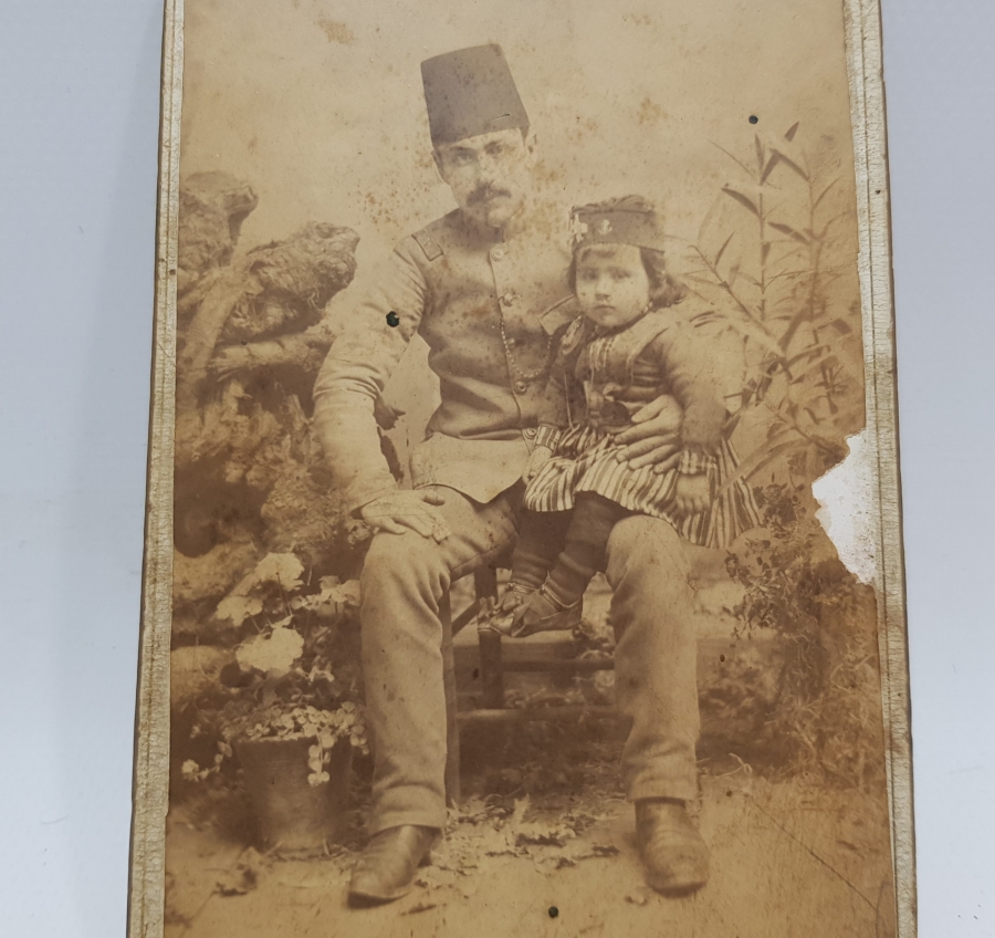 ÜZERİ OSMANLICA VE RUMCA YAZILI SELANİK ASKERİ KABİN FOTOĞRAF