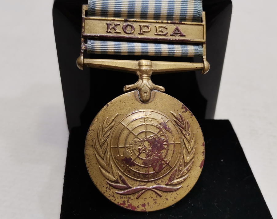 ORİJİNAL ASKISIYLA RUMCA YAZILI ÇOK NADİR KORE SAVAŞI MADALYASI