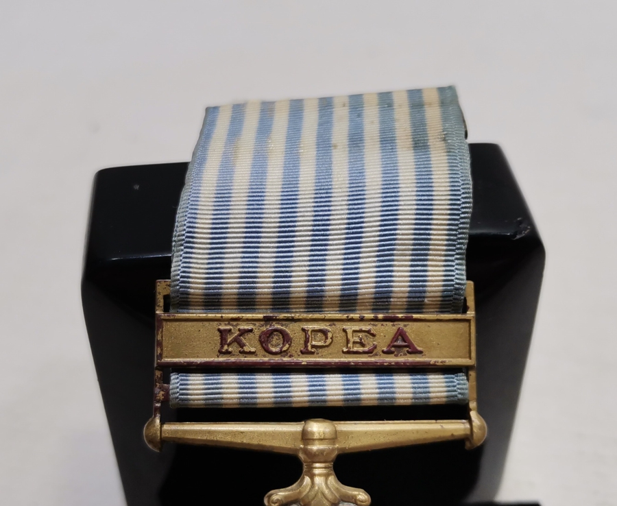 ORİJİNAL ASKISIYLA RUMCA YAZILI ÇOK NADİR KORE SAVAŞI MADALYASI