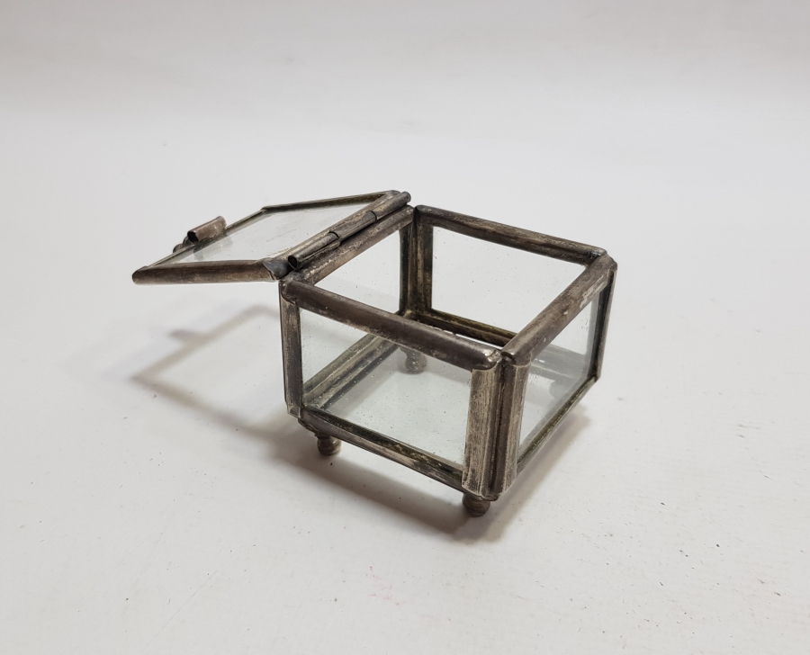 ANTİKA KAPAKLI TEŞHİR KUTUSU