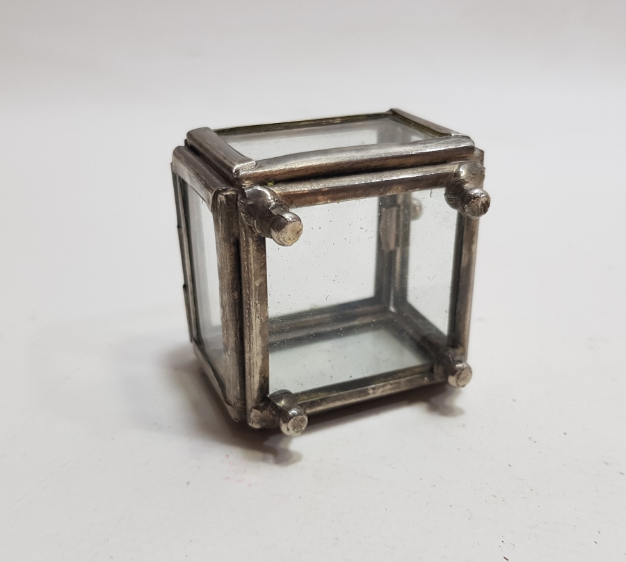 ANTİKA KAPAKLI TEŞHİR KUTUSU