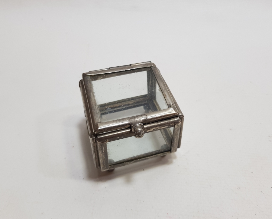 ANTİKA KAPAKLI TEŞHİR KUTUSU