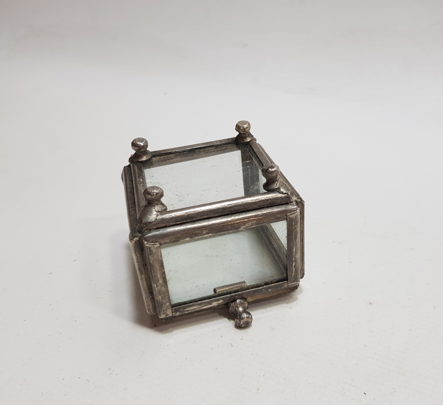 ANTİKA KAPAKLI TEŞHİR KUTUSU