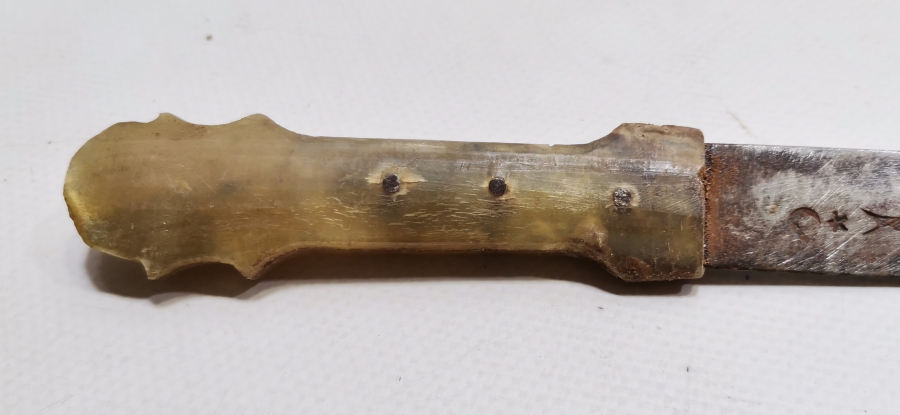 ÜZERİ KABARTMA İŞÇİLİKLİ BALIK VE AY YILDIZ MOTİFLİ OSMANLI DÖNEMİ NADİR AFYON İŞİ ÇERKES KAMASI