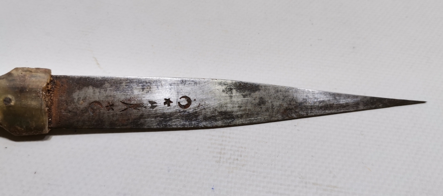 ÜZERİ KABARTMA İŞÇİLİKLİ BALIK VE AY YILDIZ MOTİFLİ OSMANLI DÖNEMİ NADİR AFYON İŞİ ÇERKES KAMASI