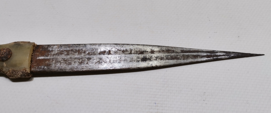 ÜZERİ KABARTMA İŞÇİLİKLİ BALIK VE AY YILDIZ MOTİFLİ OSMANLI DÖNEMİ NADİR AFYON İŞİ ÇERKES KAMASI