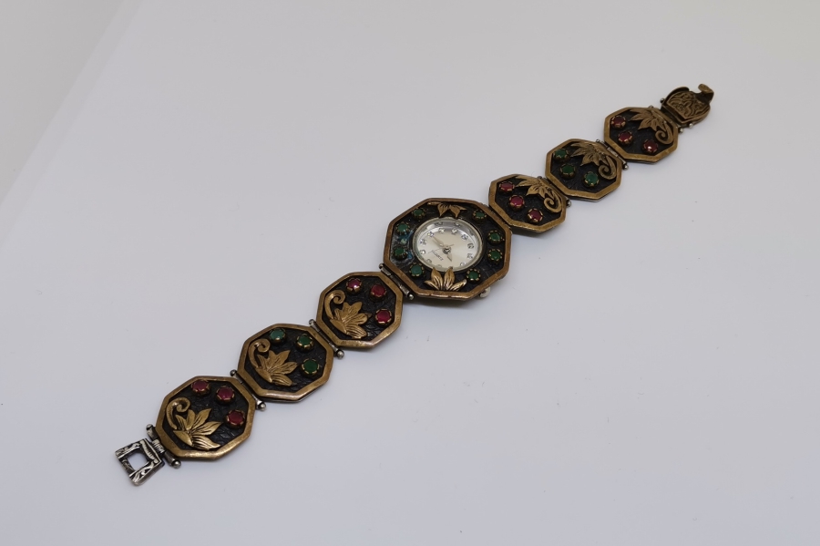 ÜZERİ TAŞLI GÜMÜŞ KOL SAATİ