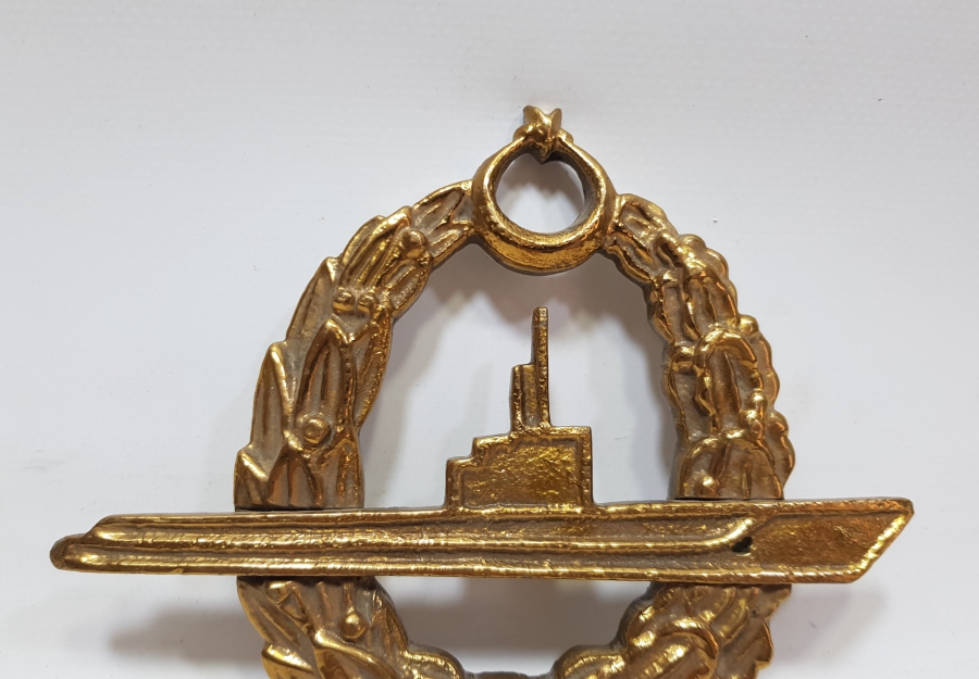 ÜZERİ KABARTMA İŞÇİLİKLİ VE AY YILDIZLI CUMHURİYET BAŞLARI BÜYÜK BOY DENİZALTI BRÖVE