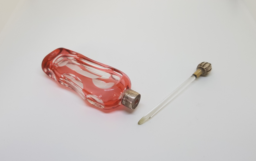 OSMANLI DÖNEMİ GÜMÜŞ KAPAKLI VE MERCANLI BALGAMLI MODEL PARFÜM ŞİŞESİ - KOKULUK