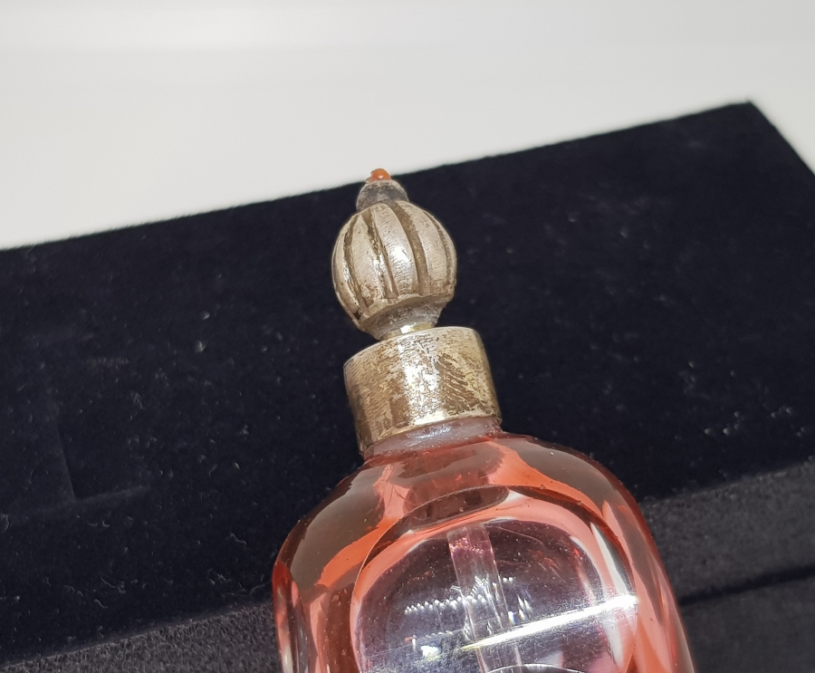 OSMANLI DÖNEMİ GÜMÜŞ KAPAKLI VE MERCANLI BALGAMLI MODEL PARFÜM ŞİŞESİ - KOKULUK