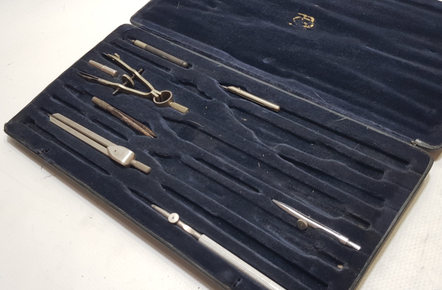 KUTUSUNDA ANTİKA PERGEL TAKIMI