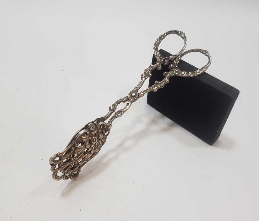 ÜZERİ KABARTMA İŞÇİLİKLİ ANTİKA GÜMÜŞ SERVİS MAŞASI