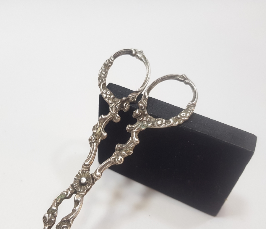 ÜZERİ KABARTMA İŞÇİLİKLİ ANTİKA GÜMÜŞ SERVİS MAŞASI