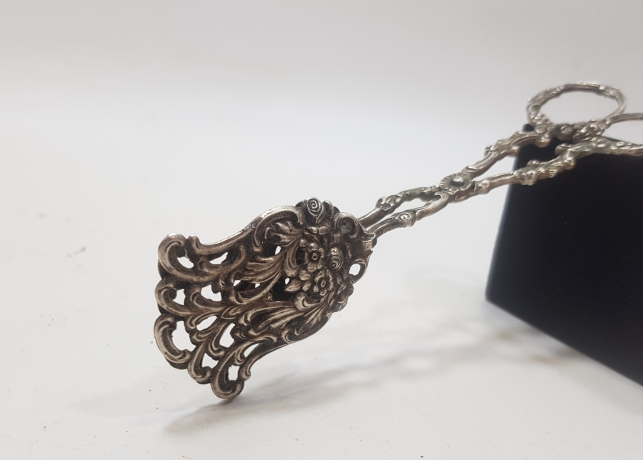 ÜZERİ KABARTMA İŞÇİLİKLİ ANTİKA GÜMÜŞ SERVİS MAŞASI