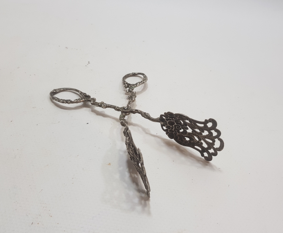 ÜZERİ KABARTMA İŞÇİLİKLİ ANTİKA GÜMÜŞ SERVİS MAŞASI