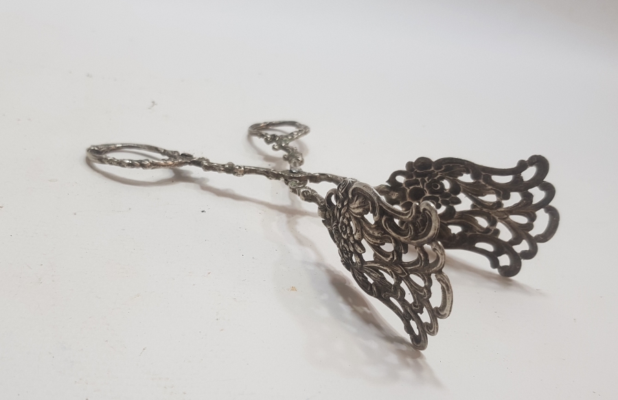 ÜZERİ KABARTMA İŞÇİLİKLİ ANTİKA GÜMÜŞ SERVİS MAŞASI