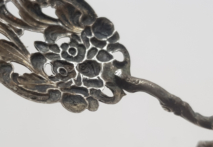 ÜZERİ KABARTMA İŞÇİLİKLİ ANTİKA GÜMÜŞ SERVİS MAŞASI