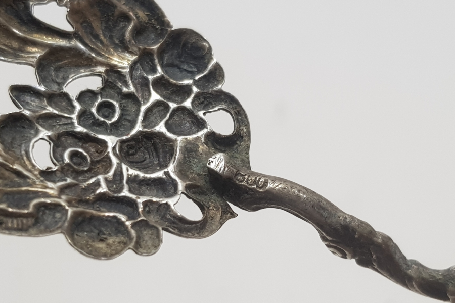 ÜZERİ KABARTMA İŞÇİLİKLİ ANTİKA GÜMÜŞ SERVİS MAŞASI